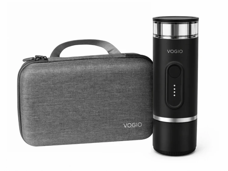 VOGIO ToGo K2 PLUS Czarny to przenośny ekspres do kawy 2 w 1 na kawę mieloną i kapsułki Nespresso®. Idealny do podróży, samochodu, pracy i kempingu.