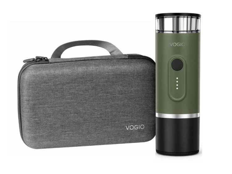 VOGIO ToGo K2 PLUS Oliwkowy to przenośny ekspres do kawy 2 w 1 na kawę mieloną i kapsułki Nespresso®. Idealny do podróży, samochodu, pracy i kempingu.