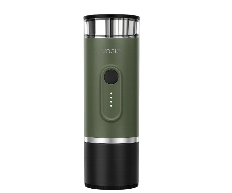 VOGIO ToGo K2 PLUS Oliwkowy to przenośny ekspres do kawy 2 w 1 na kawę mieloną i kapsułki Nespresso®. Idealny do podróży, samochodu, pracy i kempingu.
