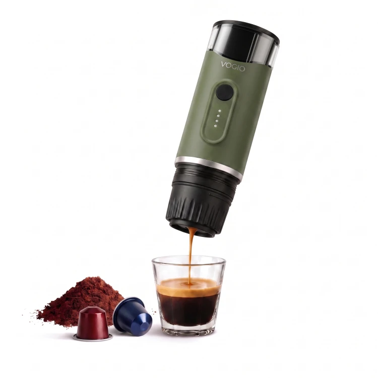 VOGIO ToGo K2 PLUS Oliwkowy to przenośny ekspres do kawy 2 w 1 na kawę mieloną i kapsułki Nespresso®. Idealny do podróży, samochodu, pracy i kempingu.