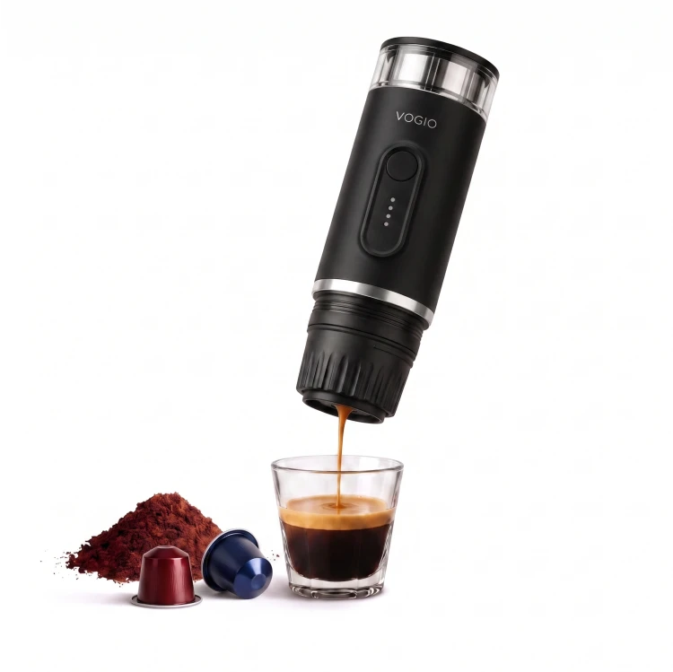 VOGIO ToGo K2 PLUS Czarny to przenośny ekspres do kawy 2 w 1 na kawę mieloną i kapsułki Nespresso®. Idealny do podróży, samochodu, pracy i kempingu.