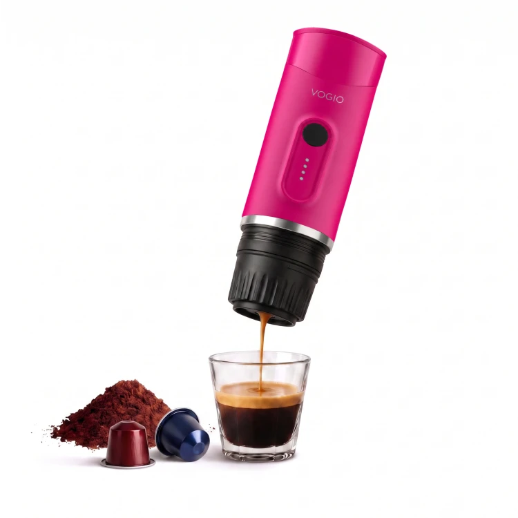 VOGIO ToGo K2 PLUS Różowy to przenośny ekspres do kawy 2 w 1 na kawę mieloną i kapsułki Nespresso®. Idealny do podróży, samochodu, pracy i kempingu.