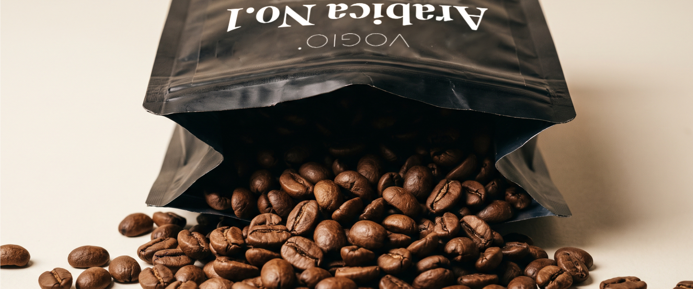 VOGIO Arabica No.1 – ziarna kawy wysypujące się z opakowania