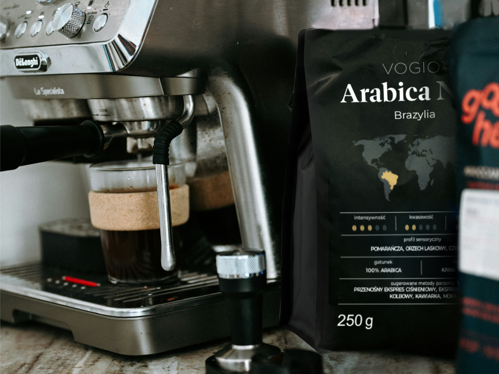 VOGIO Arabica No.1 – poprawione zdjęcie przy ekspresie podczas przygotowywania kawy